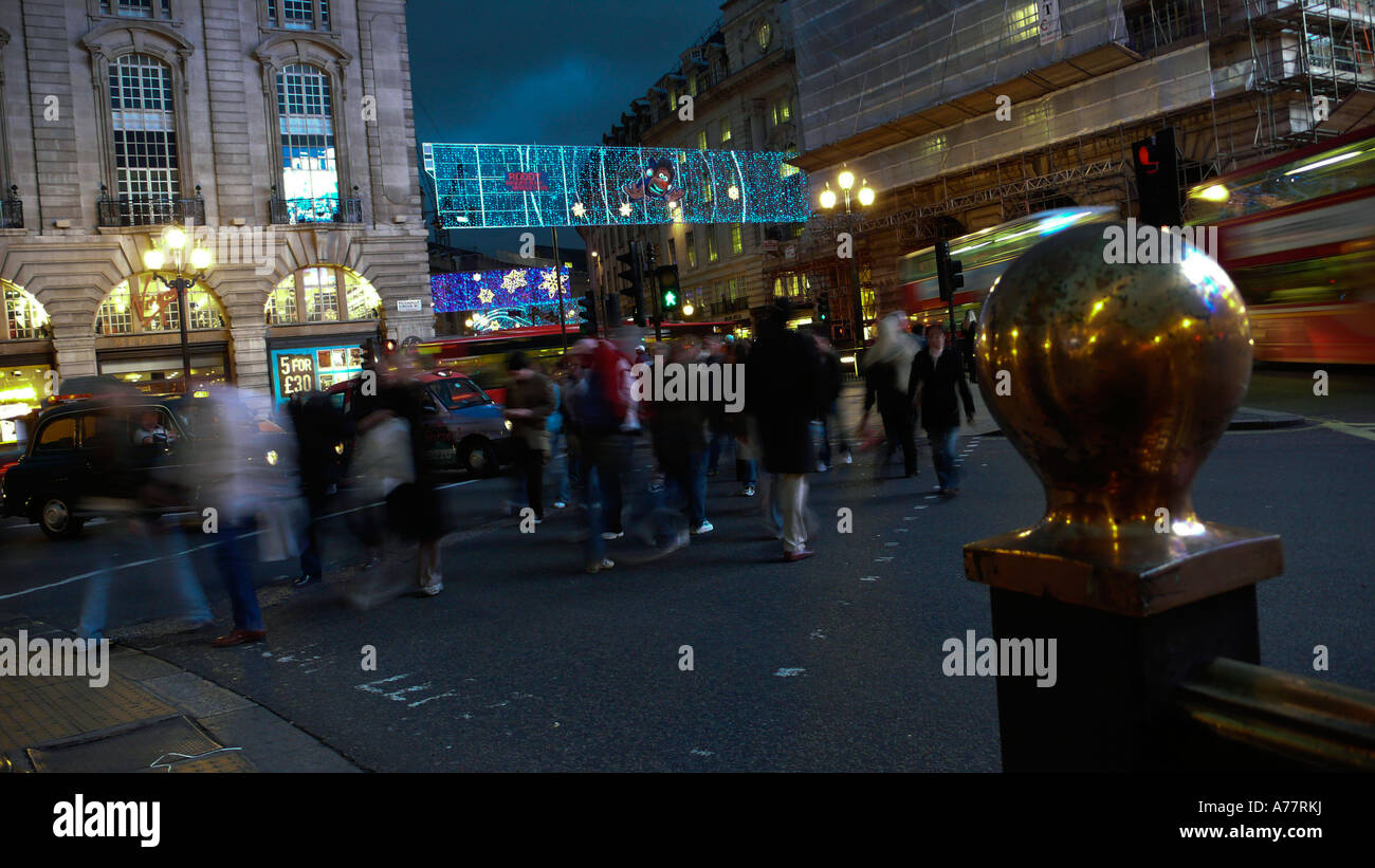 Weihnachtsschmuck an der Ecke zwischen Regents Street und der Piccadilly Circus in London Stockfoto