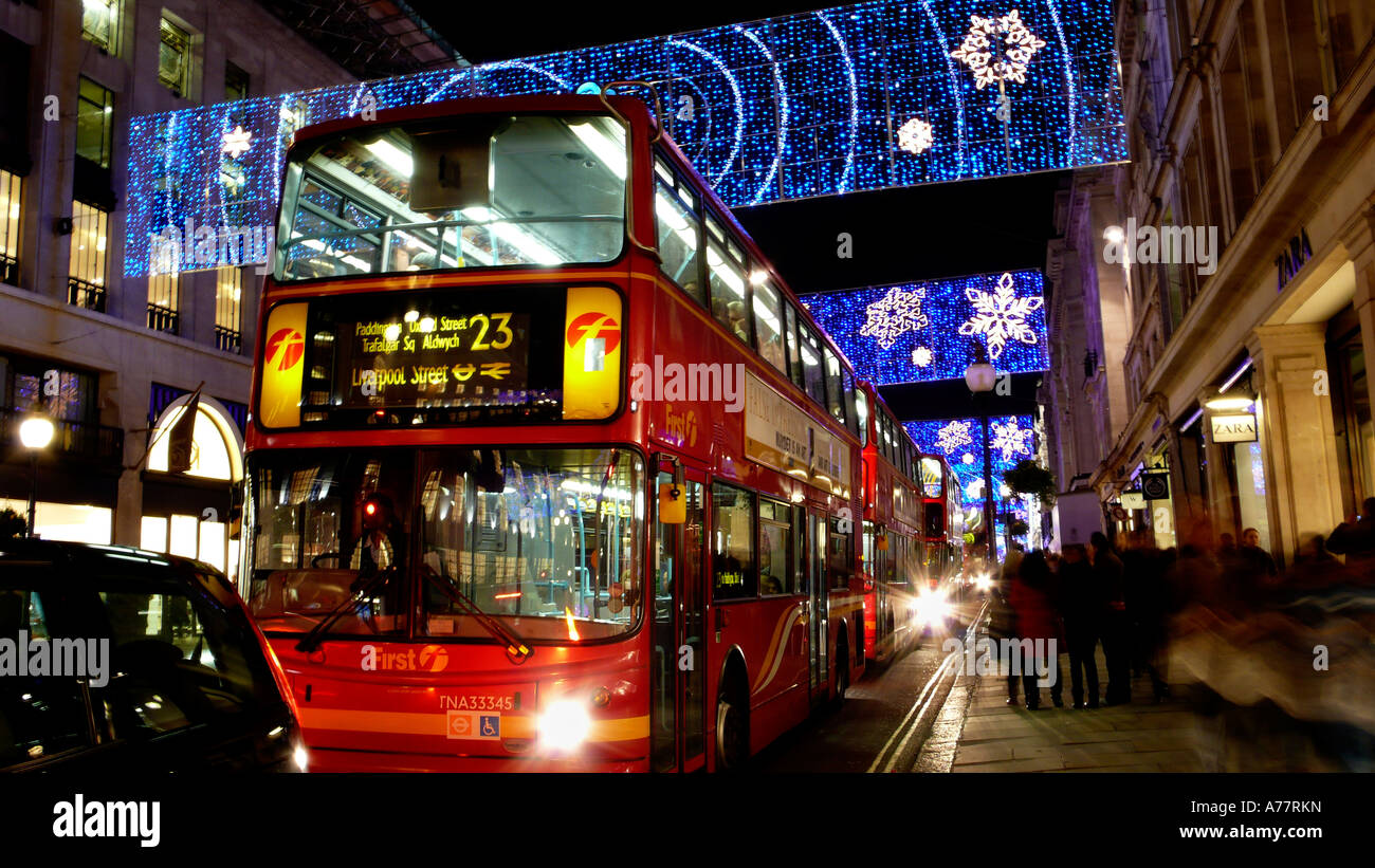 Weihnachtsschmuck an der Ecke zwischen Regent Street und der Piccadilly Circus in London Stockfoto