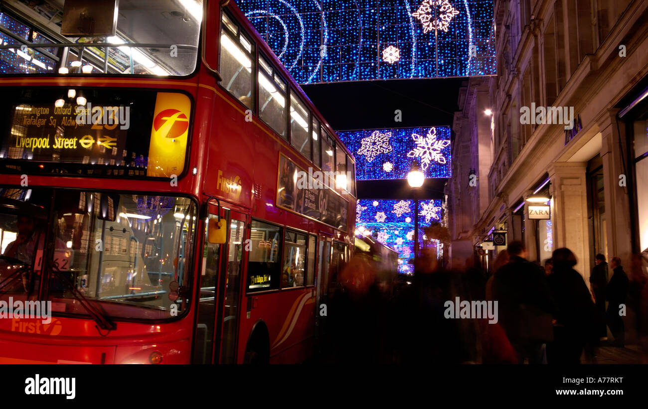 Weihnachtsschmuck an der Ecke zwischen Regent Street und der Piccadilly Circus in London Stockfoto