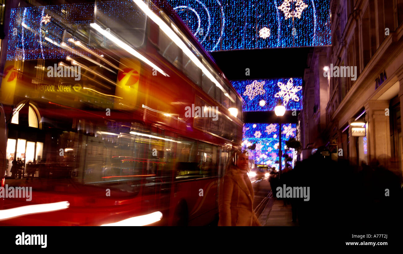 Weihnachtsschmuck an der Ecke zwischen Regent Street und der Piccadilly Circus in London Stockfoto