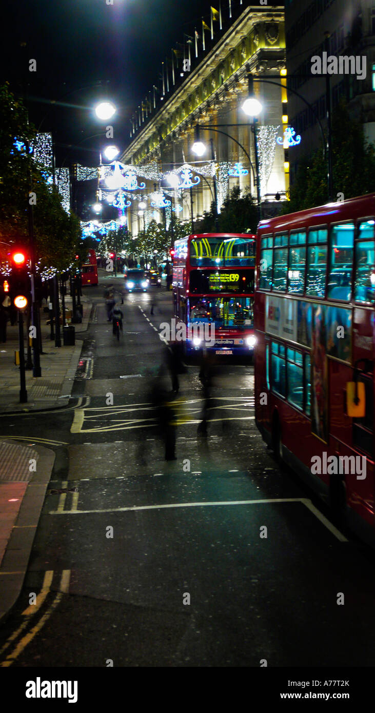 Mit einem Doppeldecker-Bus bis Oxford Street Richtung Marble Arch in der Nacht Stockfoto