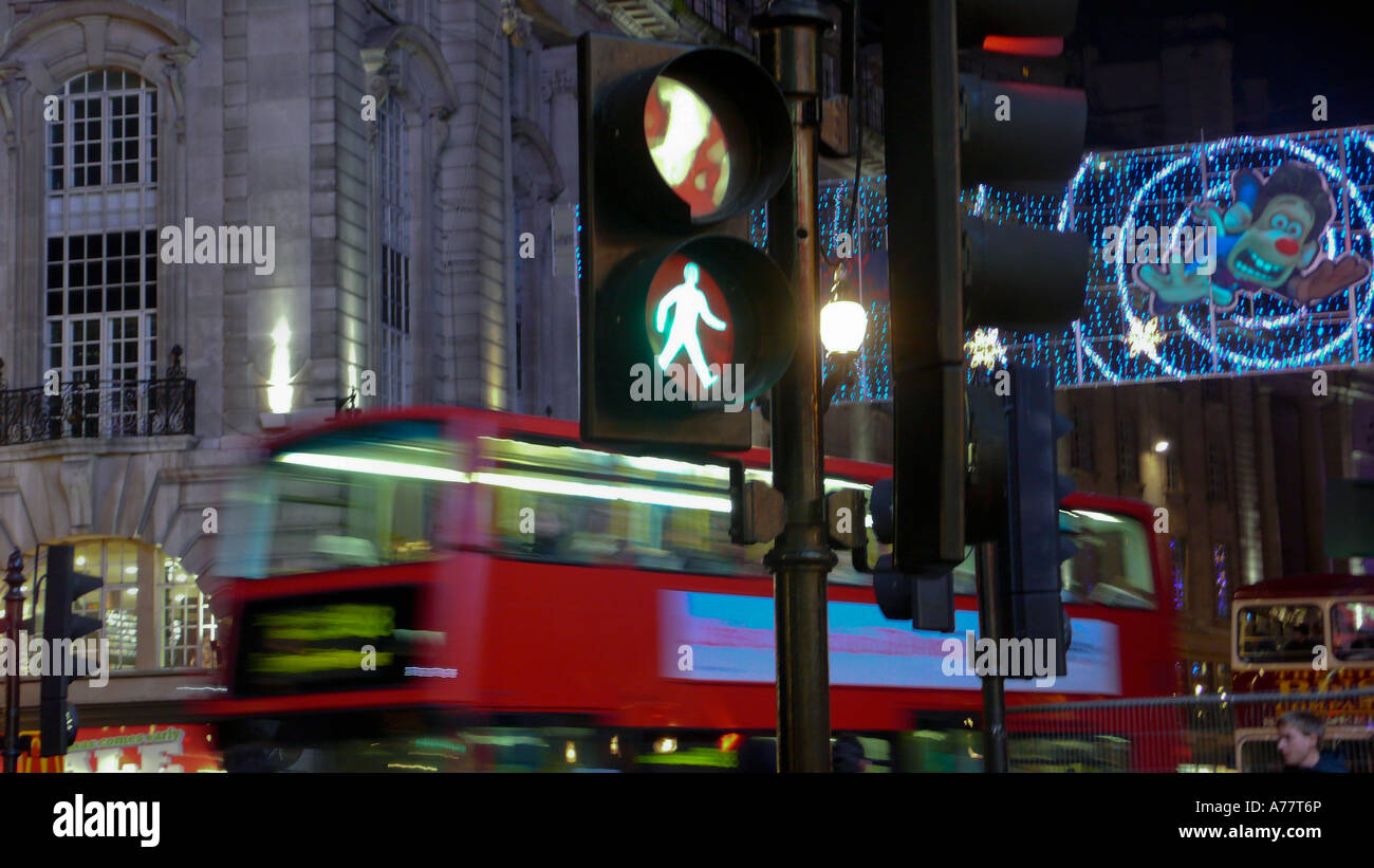 Weihnachtsschmuck an der Ecke zwischen Regents Street und der Piccadilly Circus in London Stockfoto