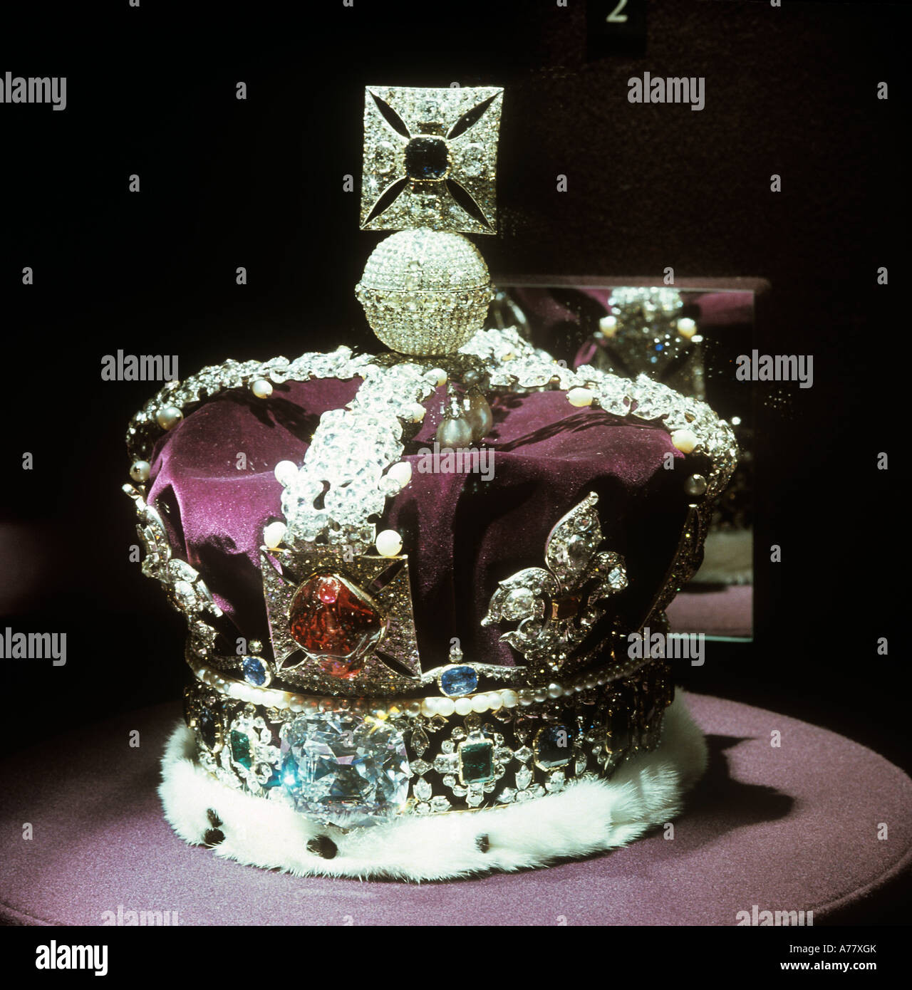 London, The Crown Jewels sind gesperrt entfernt in den Tower of London aufbewahrt. Die Imperial State Crown Stockfoto