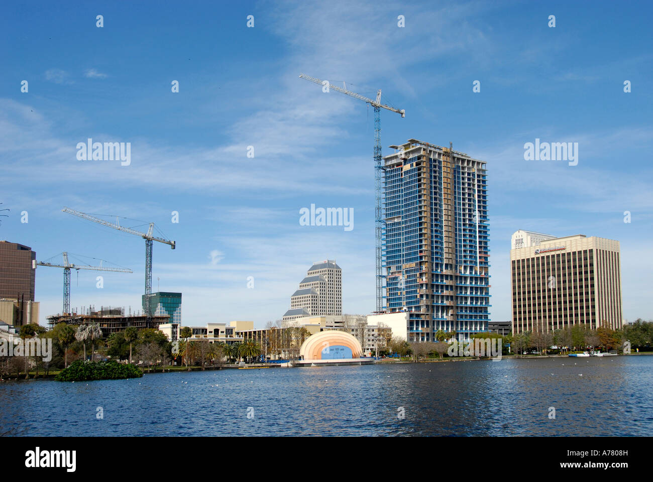 Ändern der Skyline von Downtown Orlando Florida Bau Eola See Stockfoto