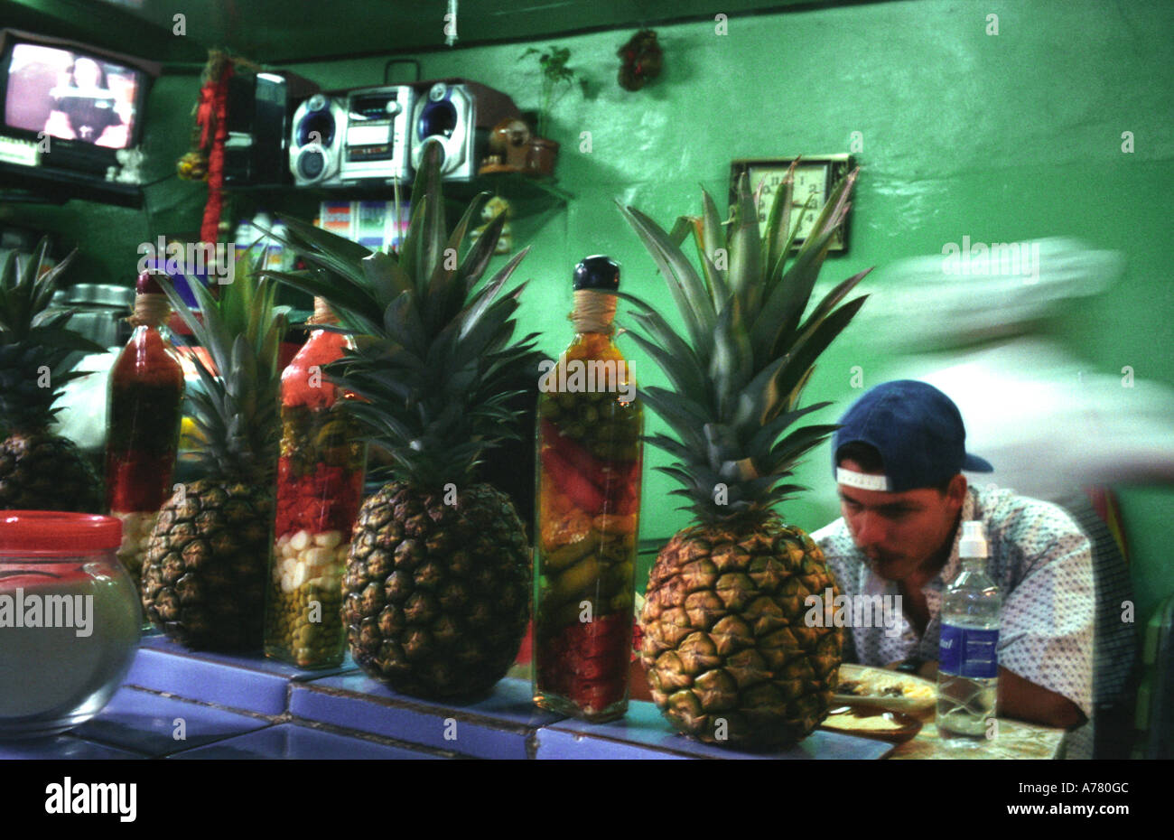 Obst- und Gemüsemarkt Verkäufer in San Jose, Costa Rica, Zentralamerika. Stockfoto