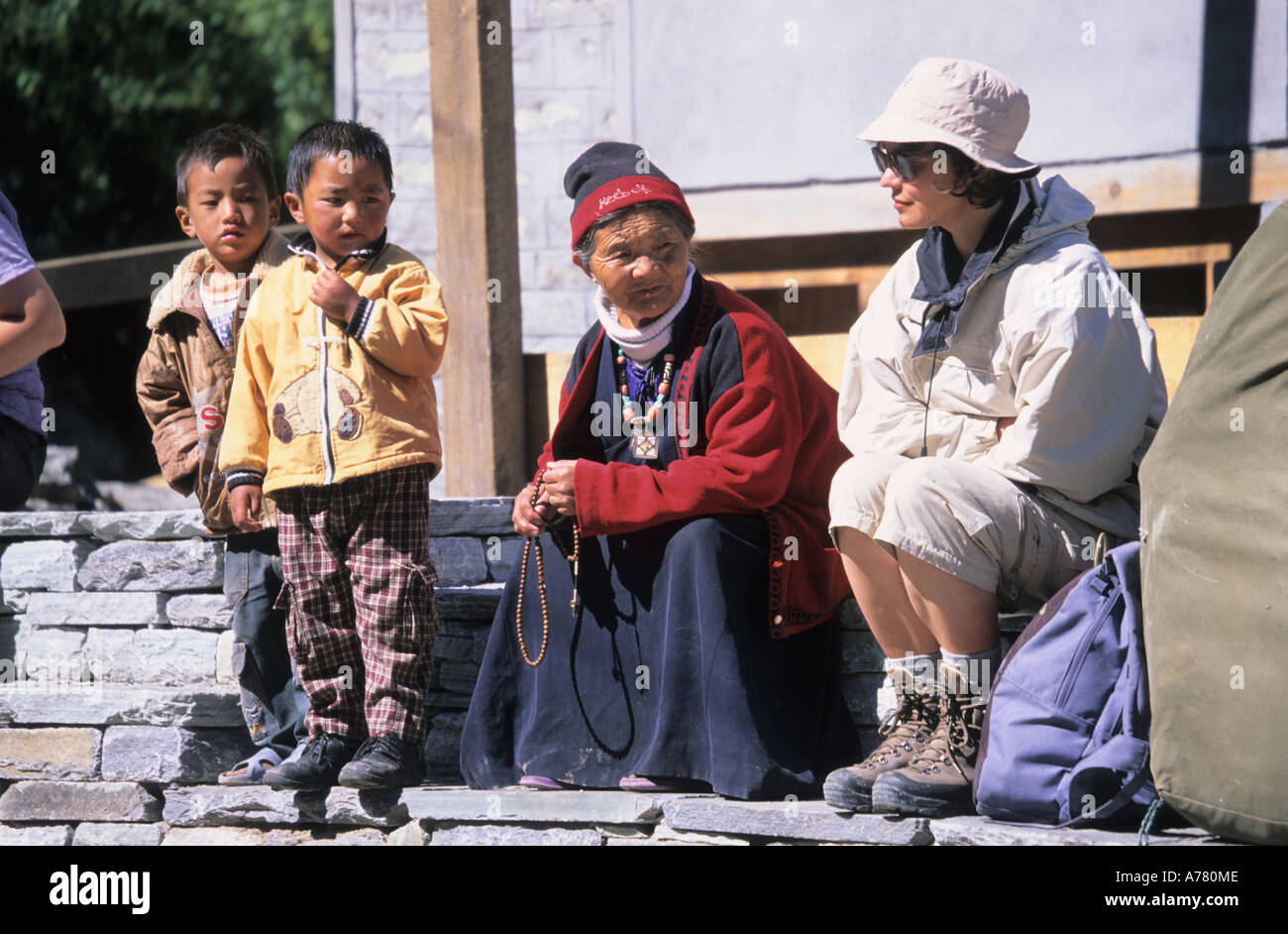 Besucher beobachten Pferd Reitturnier in Chame Dorf Nepal Stockfoto