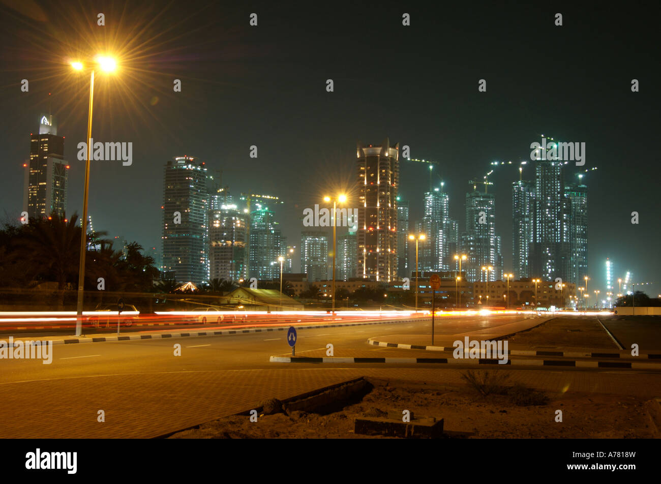 Bau in der Nacht entlang der Sheik Zayed Road Dubai Stockfoto