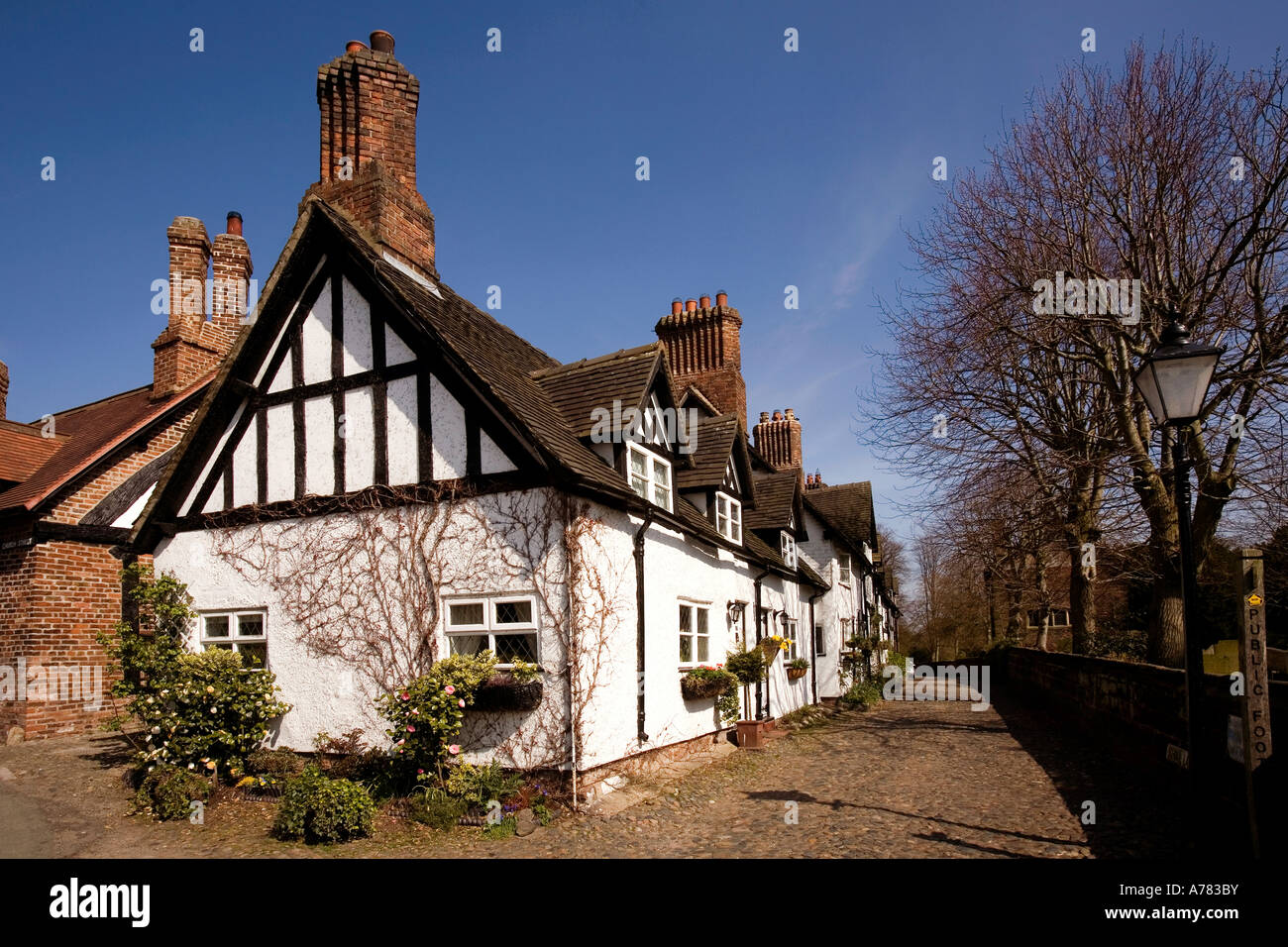 UK Cheshire Vale Royal Great Budworth School Lane Bungalows neben St Marys Parish church Stockfoto