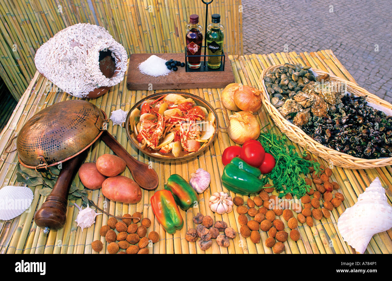 Algarve Spezialität Zutaten für einen Hummer Cataplana Algarve Portugal Stockfoto