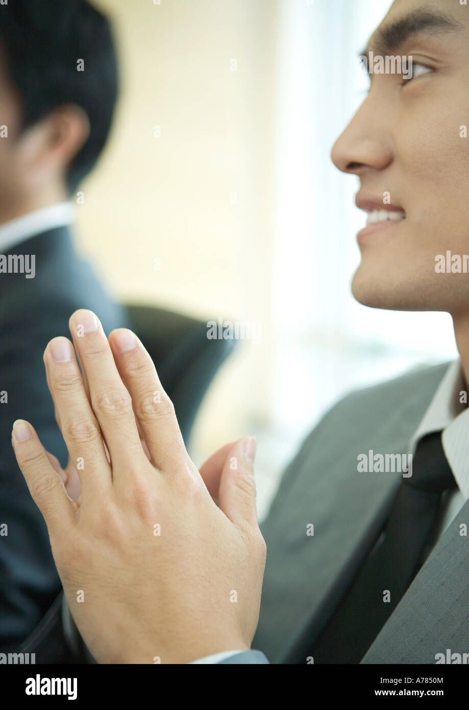 Geschäftsmann, Hand in Hand zusammen, Nahaufnahme Stockfoto