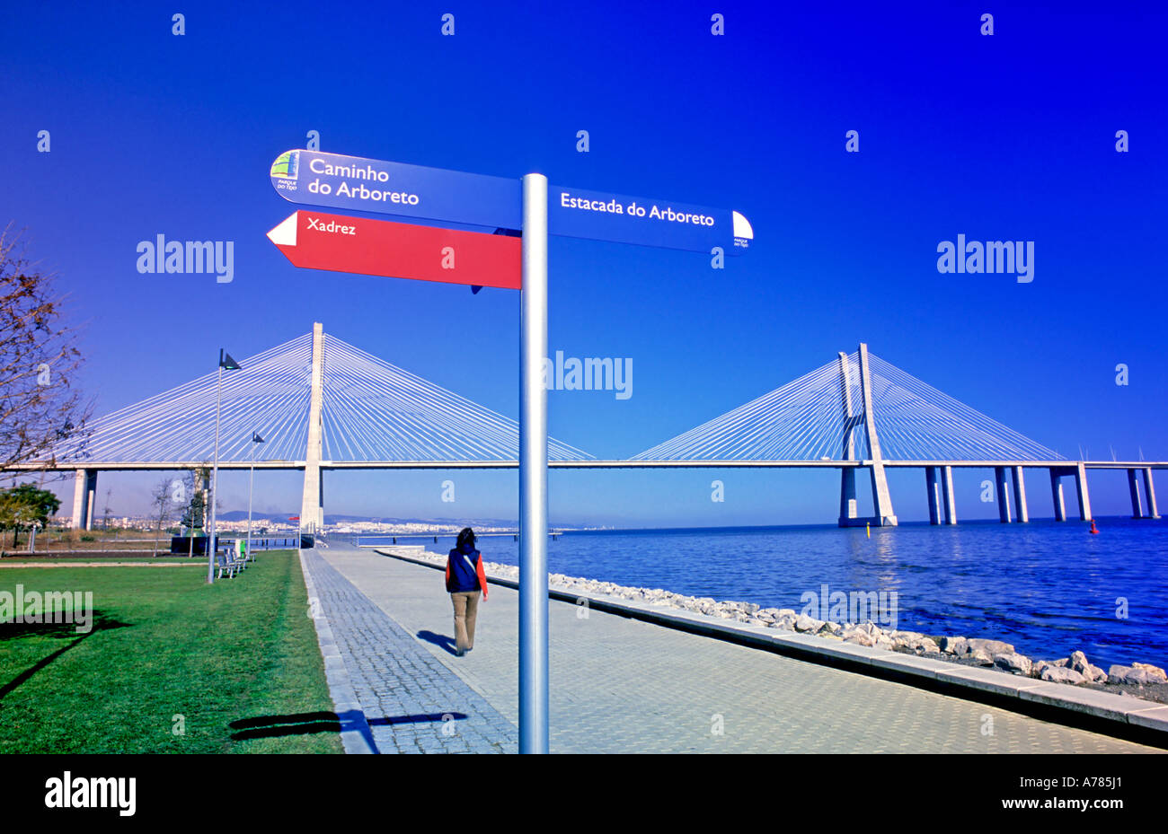 Riverside, Fluss Tejo und die Brücke Vasco da Gama, Parque Das Nacoes, Lissabon, Portugal Stockfoto