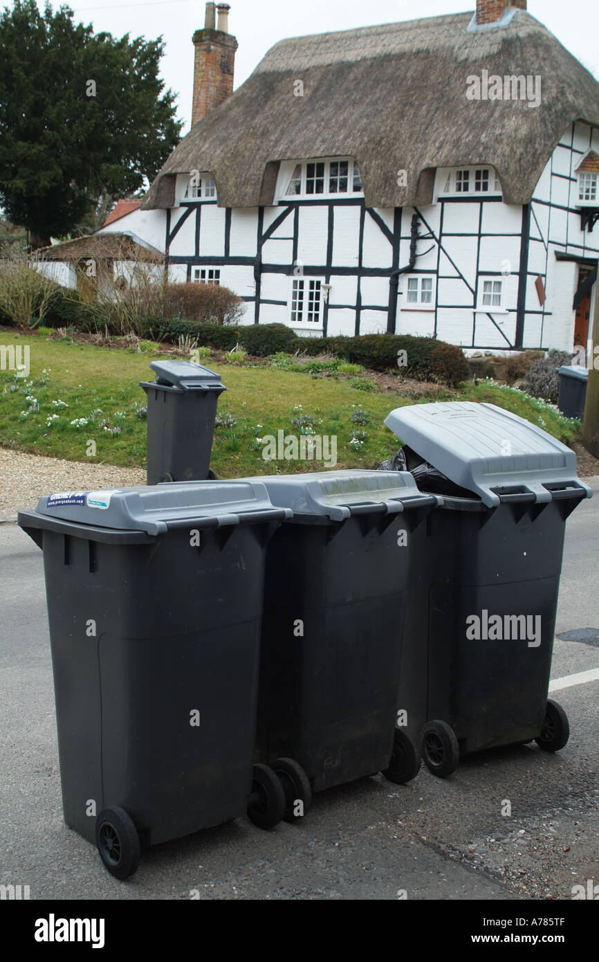 Wheelie-Behälter erwarten entleeren in attraktiven englischen Dorf Stockfoto