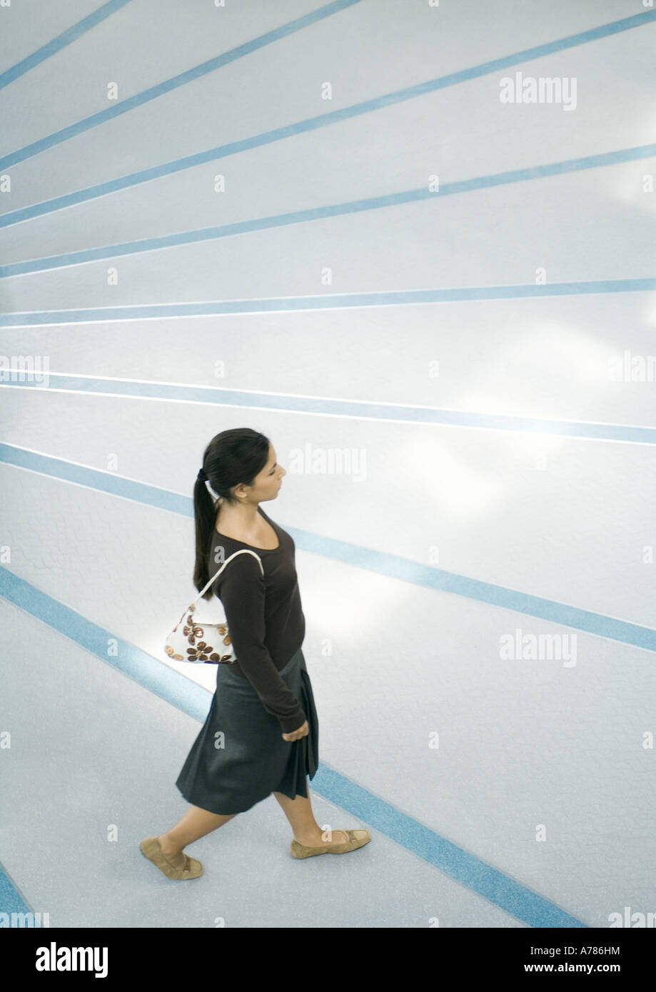 Frau zu Fuß, Ganzkörperansicht, erhöhte Ansicht Stockfoto