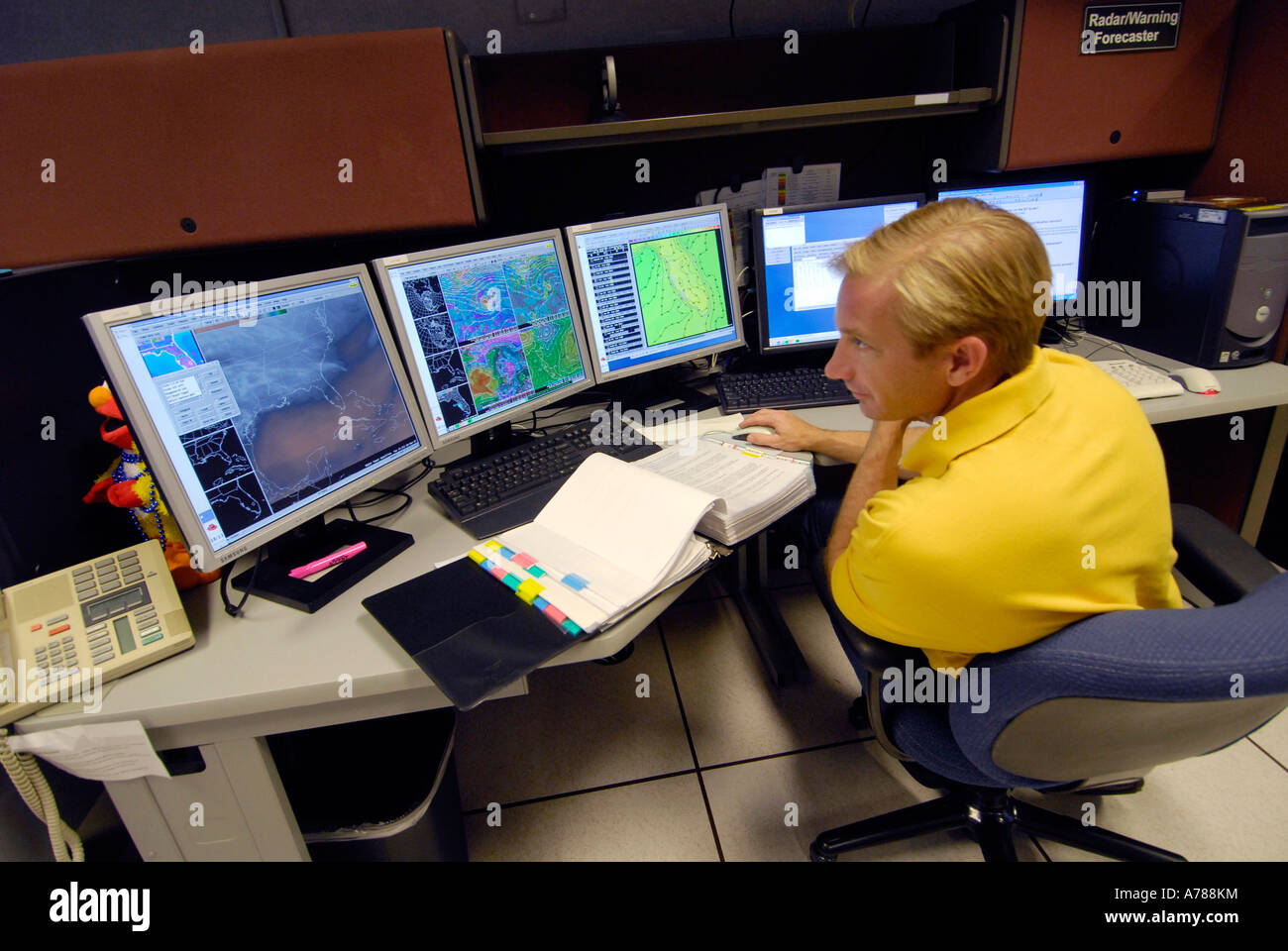 Wetter Doppler Radar Station Ruskin Florida Meteorologe bei der Arbeit Blick auf Karte auf Computer-Bildschirme Stockfoto
