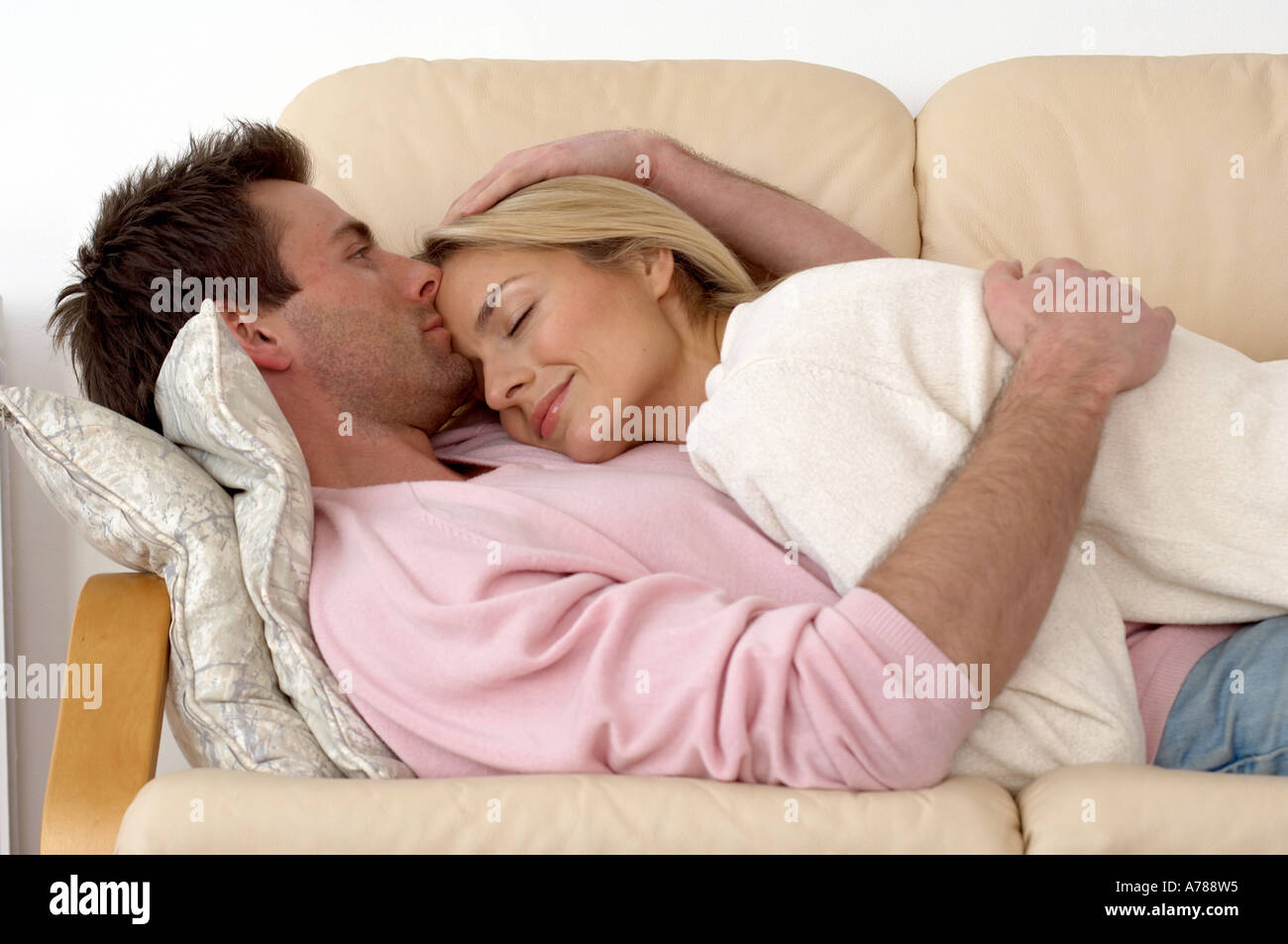 paar kuscheln auf dem sofa Stockfotografie Alamy