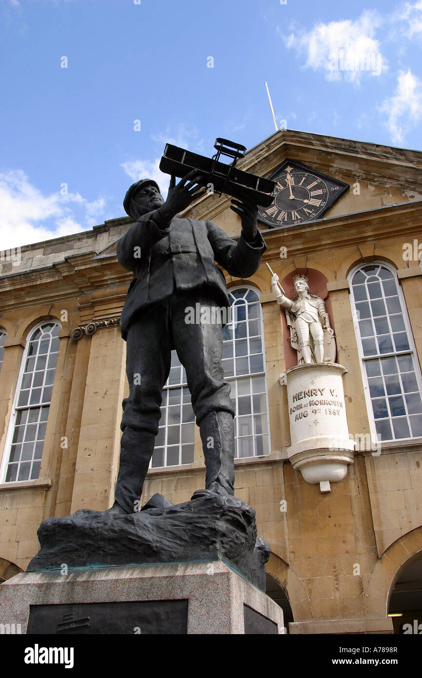 UK Wales Gwent Monmouth Agincourt Platz Charles Rolls und Henry V s Statuen Stockfoto