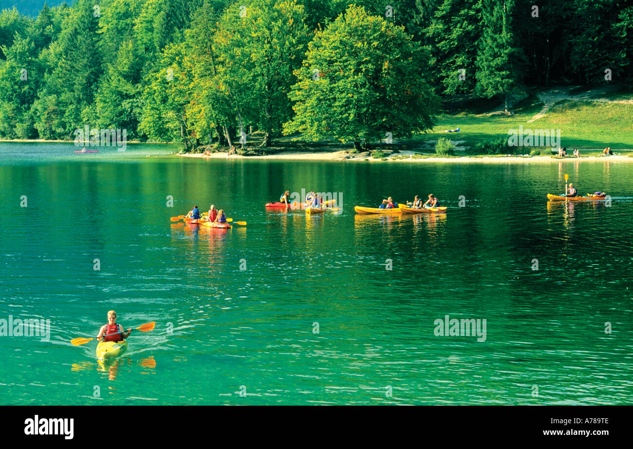 Touristen, Kanufahren auf dem See von Bohinj Ribcev Laz Bohinj Triglav National Park-Slowenien Stockfoto