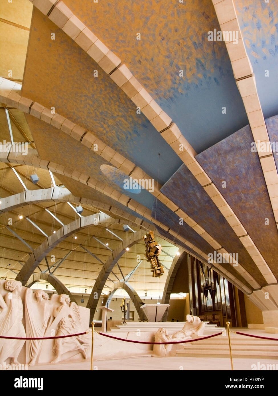 Innenansicht der neuen Kirche von Padre Pio in San Giovanni Rotondo, Architekt Renzo Piano, Foggia, Apulien, Italien, Europa Stockfoto