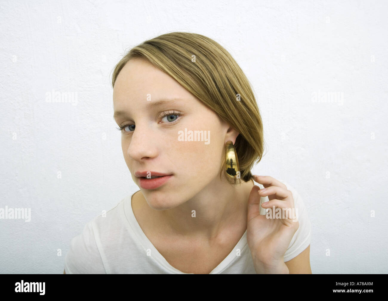 Teenager-Mädchen tragen Ohrring Blick in die Kamera Stockfoto