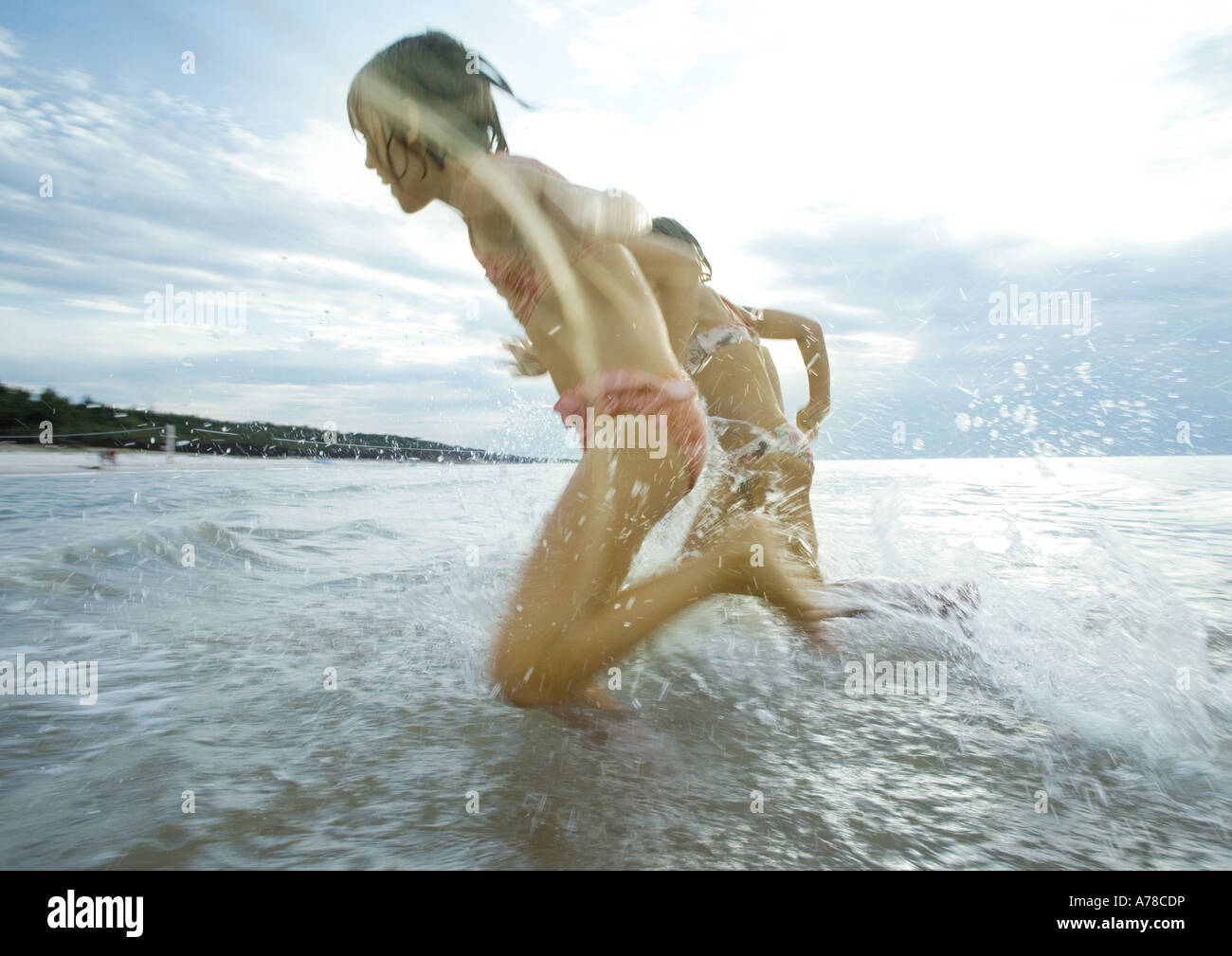 Kinder Rennen im seichten Wasser Stockfoto