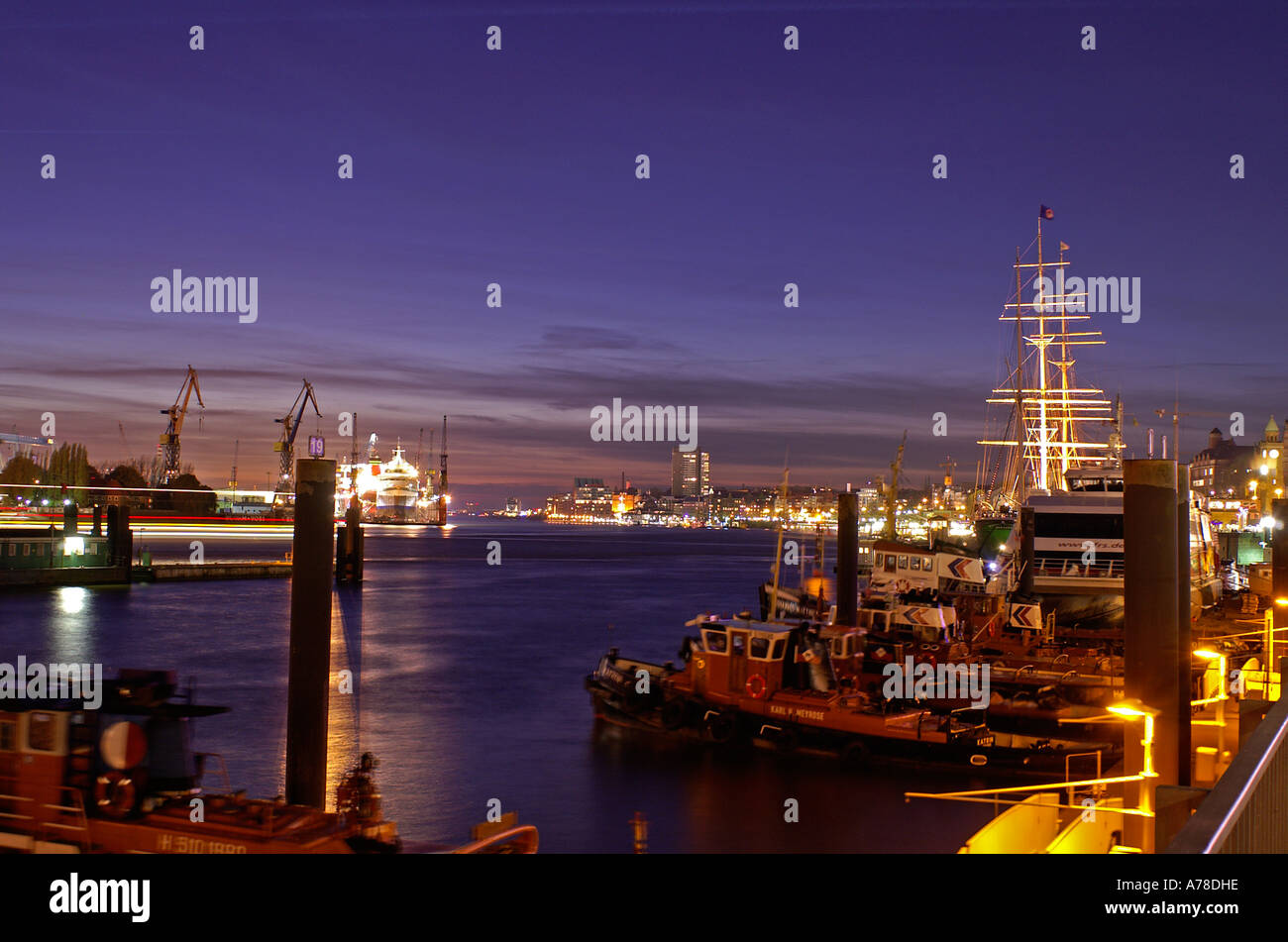 Hamburger Hafen am Abend Stockfoto