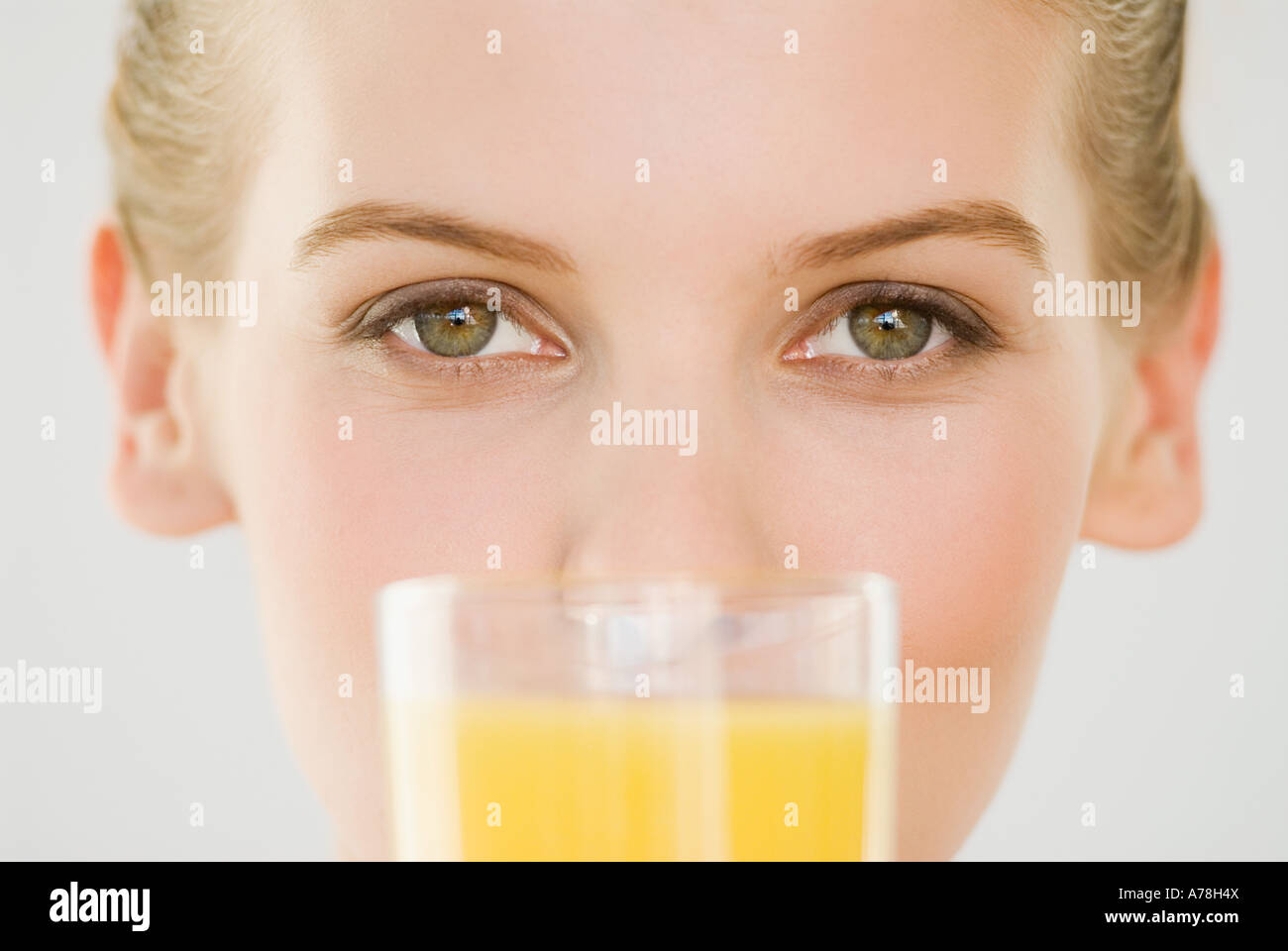 Frau mit Glas Orangensaft Stockfoto