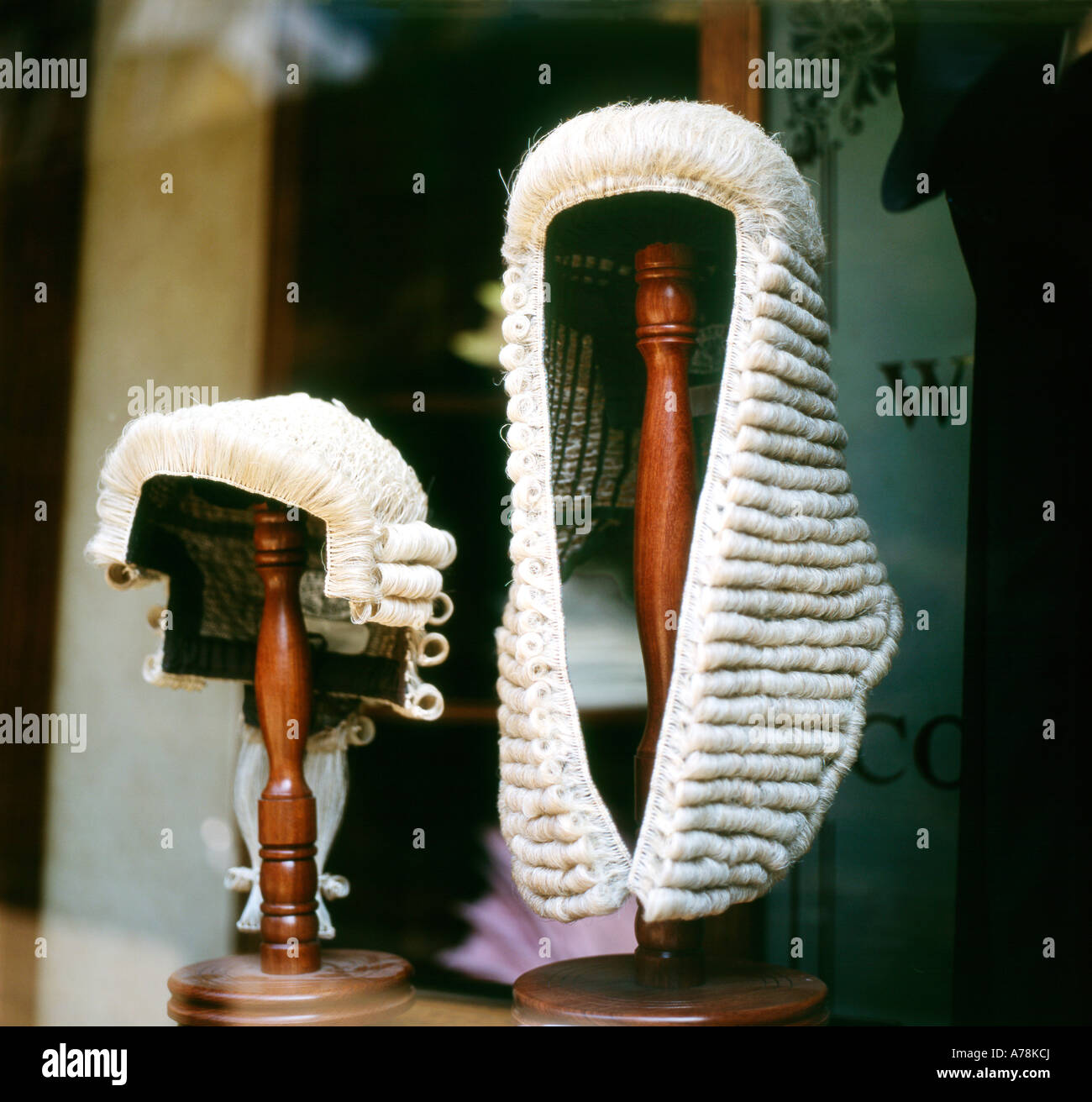 Richter und Rechtsanwälte in Ede & Ravenscroft Schaufenster Chancery Lane London England Großbritannien KATHY DEWITT Stockfoto