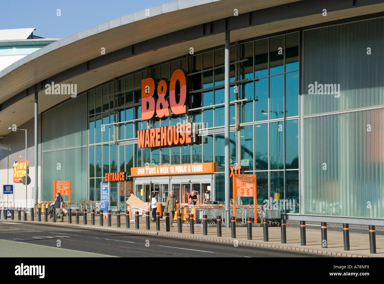 Südlondon Eingang B & Q zum Selbermachen Warenhaus im Einzelhandel shopping Park umfasst Poller um Ram RAID-Risiko reduzieren Stockfoto