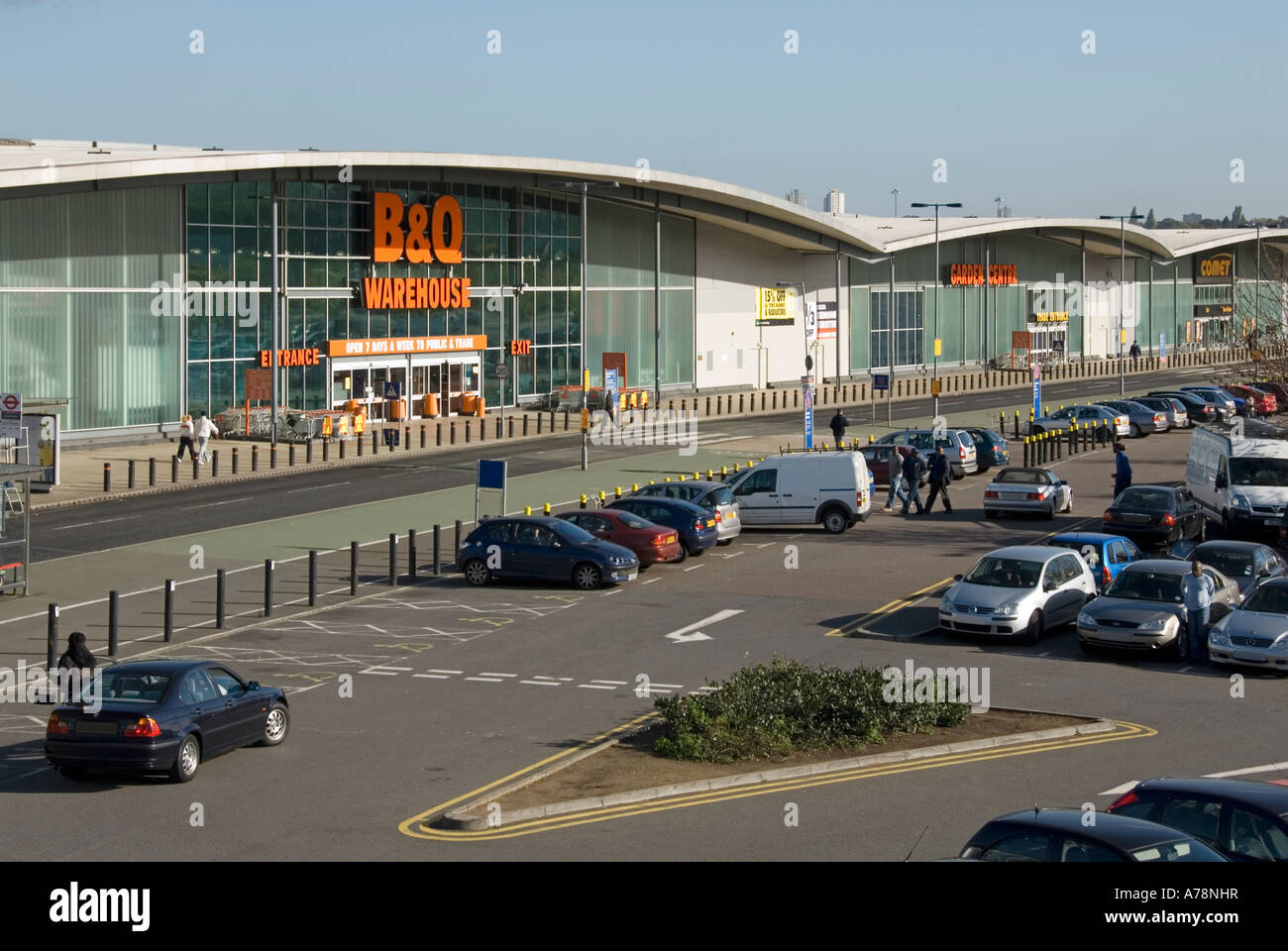 Südlondon moderne Fachmarktzentrum mit kostenloser Parkplatz gehören B & Q Lager und Gartencenter sowie Comet elektrische Speicher Stockfoto