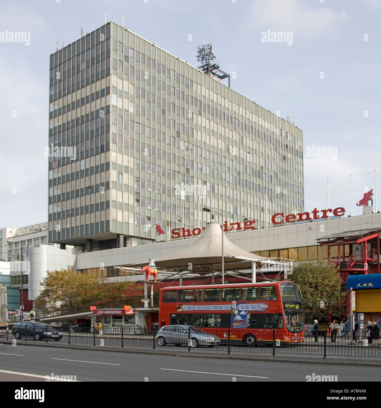 Elephant und Castle Shopping Center mit high rise Office Block & Dachterrasse equipment Southwark London England Großbritannien Stockfoto