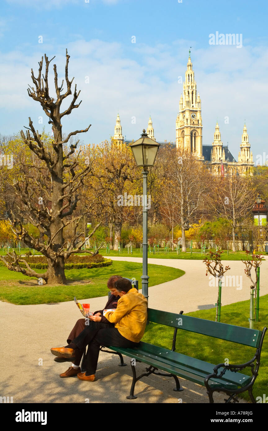 Ein paar Kartenlesen im Volksgarten mit Rathaus im Hintergrund in Mitteleuropa Wien Österreich Stockfoto