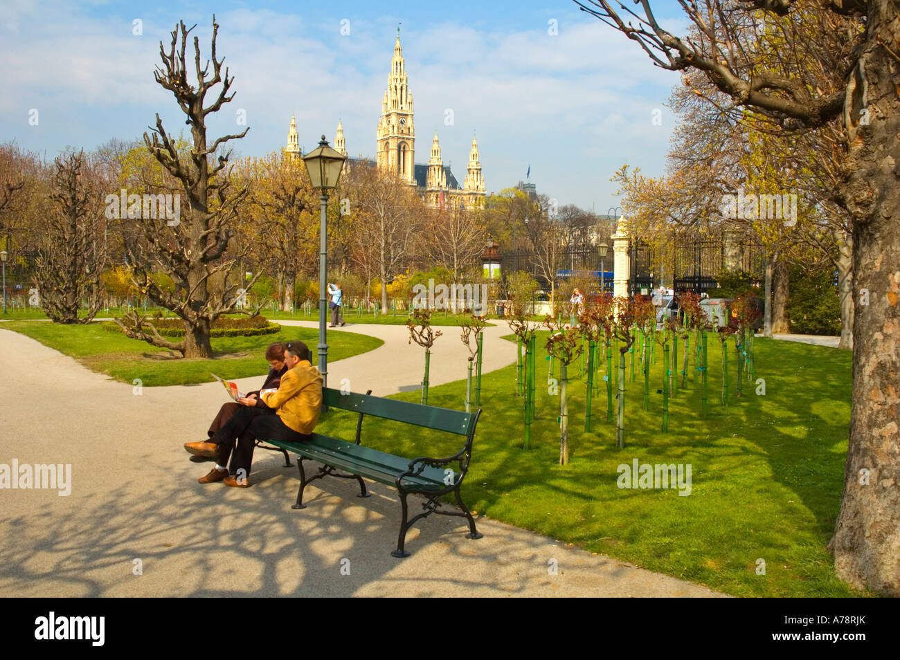 Ein paar Kartenlesen im Volksgarten mit Rathaus im Hintergrund in Mitteleuropa Wien Österreich Stockfoto
