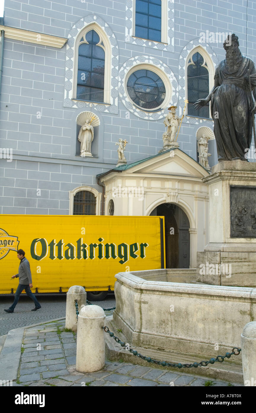 Ein Ottakringer Bier Lkw gestoppt am Franziskanerplatz Platz in Mitteleuropa Wien Österreich Stockfoto