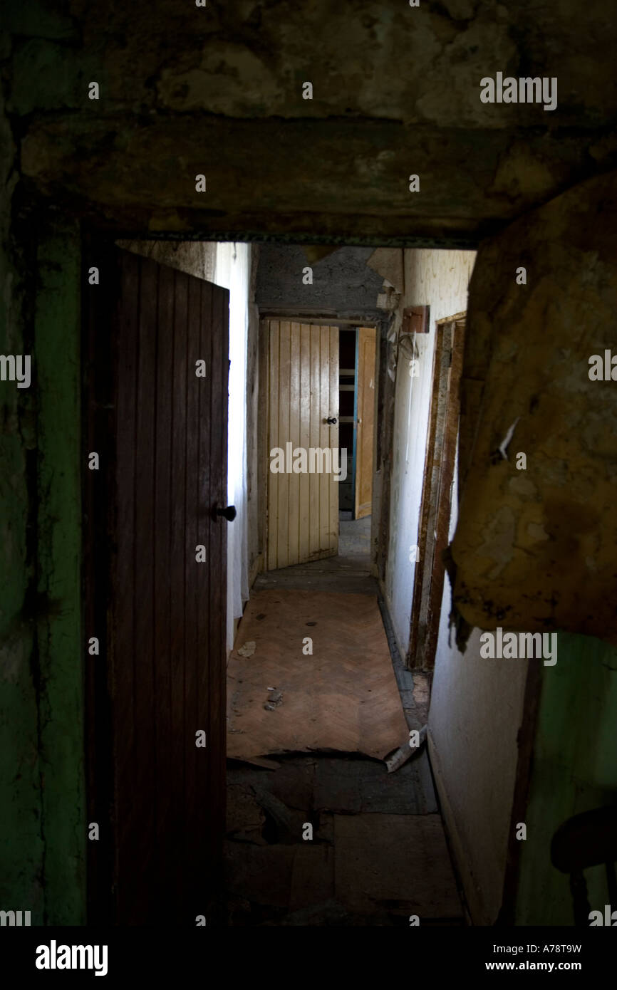 Altes verfallenes Haus inneren Eigenschaften einer Halle zu den Schlafzimmern. Stockfoto