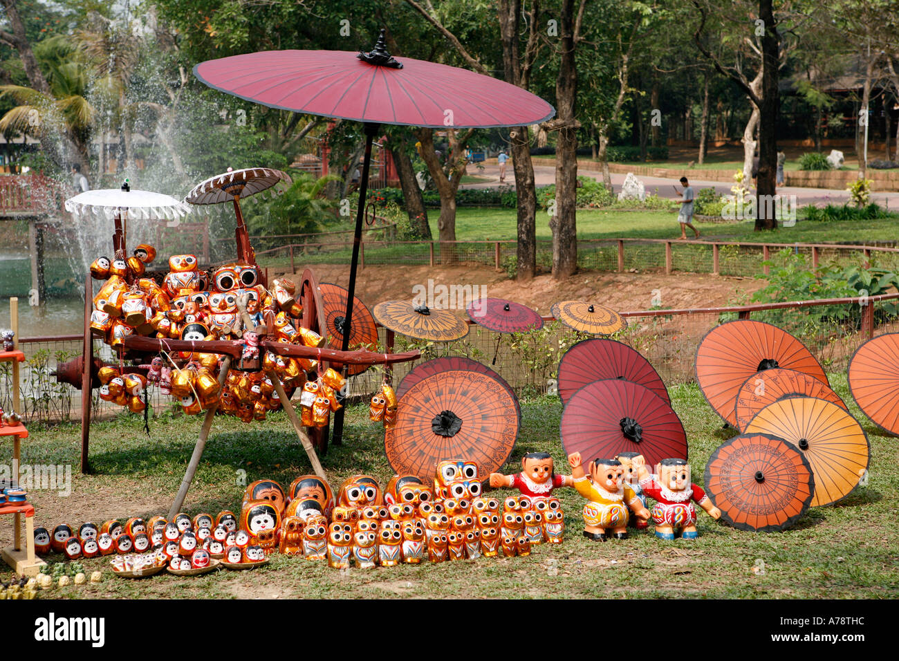 Traditionelle Sonnenschirm und Souvenirs zum Verkauf in einem Park von zentralen Yangon, Hauptstadt von Burma (Myanmar) Stockfoto