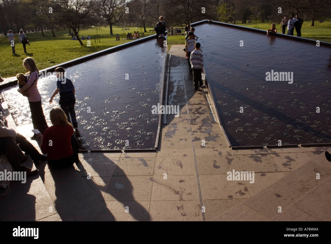 KANADISCHE DENKMAL. Kinder genießen Sie einen sonnigen Nachmittag spielen auf und rund um das Denkmal-Brunnen in Green Park. Stockfoto