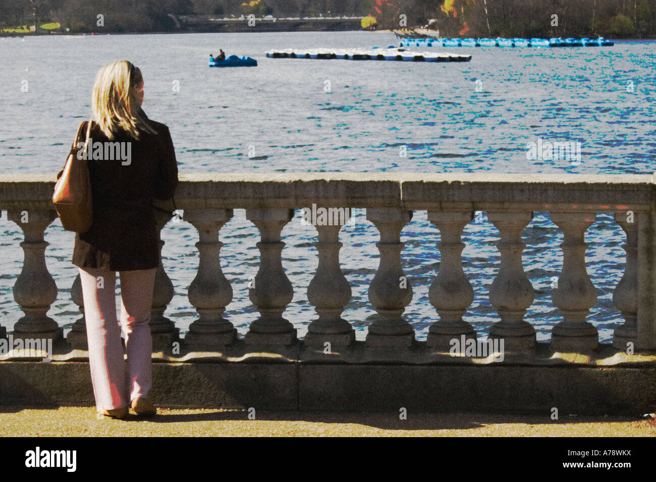 SERPENTIN MÄDCHEN. Junge Frau blickt über See von der Brücke. Subtile Tontrennung zur Malerei Effekt zu erzeugen. Stockfoto