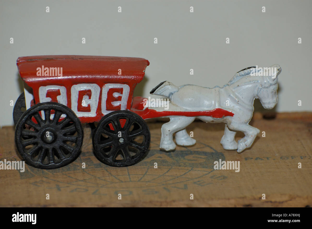 Spielzeug aus Gusseisen Pferd gezeichneten Eis Wagen aus dem frühen 20. Jahrhundert Stockfoto