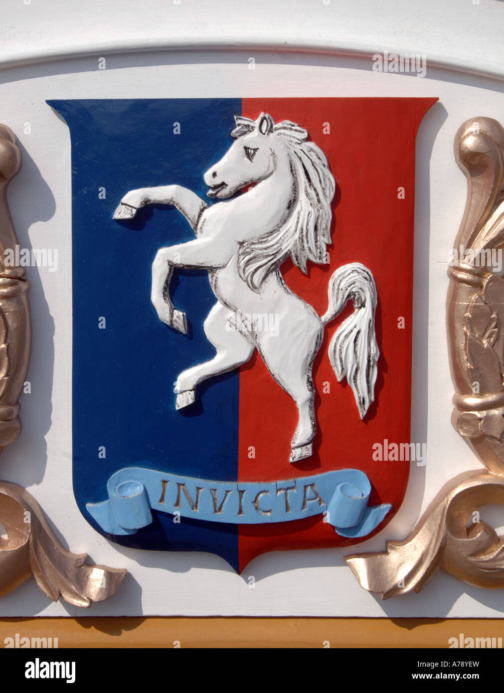Invicta das weiße Pferd Aufzucht - Symbol für die Grafschaft Kent, England  Stockfotografie - Alamy