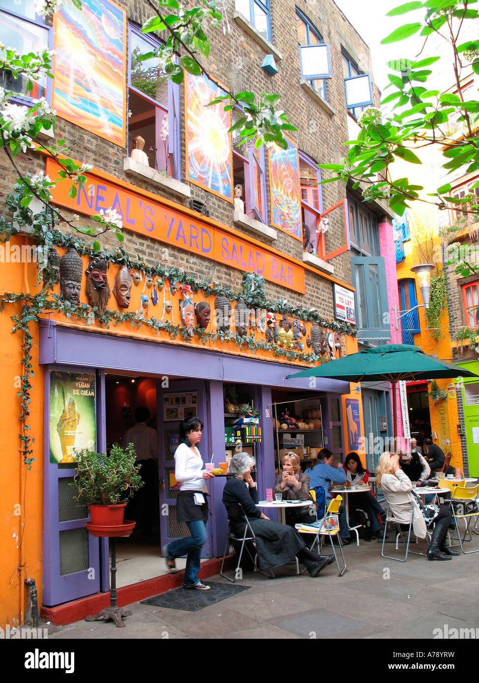 Menschen Essen im Freien bei Neal s Hof "Salatbar" London England Stockfoto