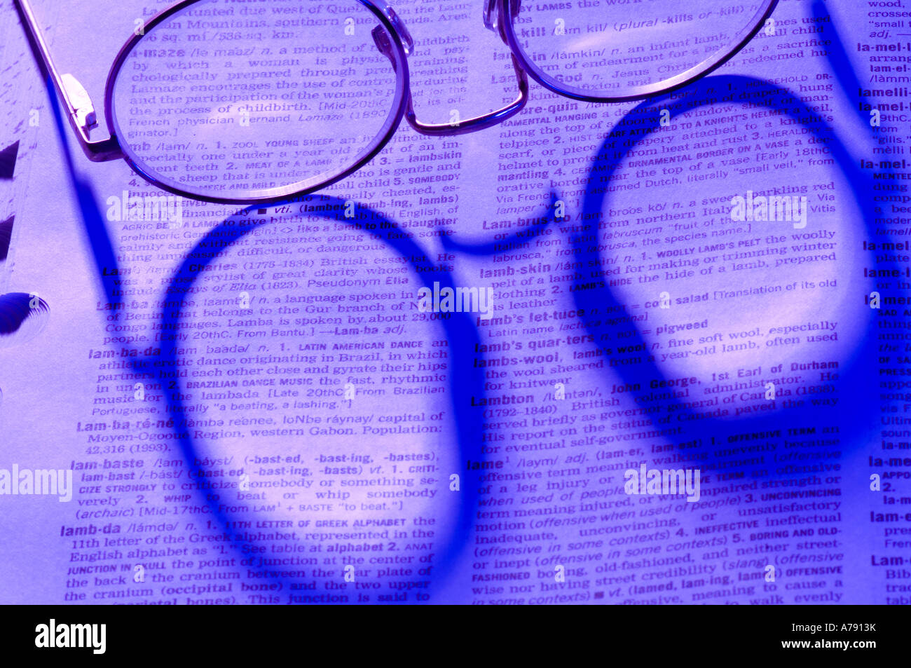 Brillen Schatten auf Tabelle oben Wörterbuch Stockfoto
