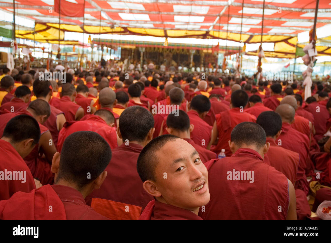 Ein junger tibetischer Mönch lächelt die Kalachakra-Zeremonie Amaravati Indien Stockfoto