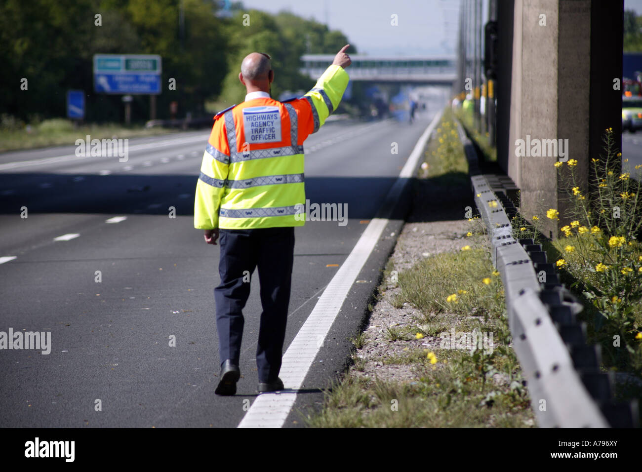 Landstraßen Agentur Traffic Offiziere am Unfallort Polizeiarbeit eine geschlossene aus Abschnitt der Autobahn M6 nördlich von Birmingham Stockfoto