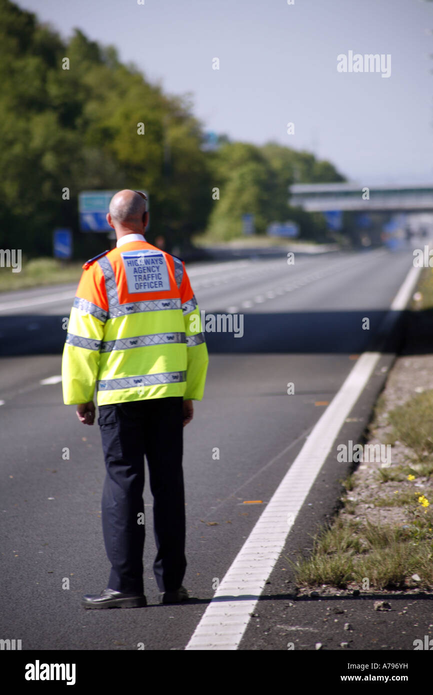 Highways Agency Verkehr Offiziere auf abgesperrten Abschnitt der Autobahn M6 nördlich von Birmingham Stockfoto