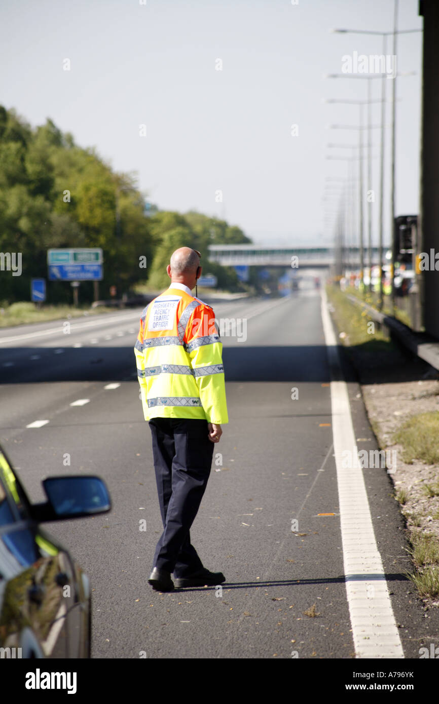Landstraßen Agentur Traffic Offiziere in einem geschlossenen Abschnitt der Autobahn M6 nördlich von Birmingham ausschalten Stockfoto