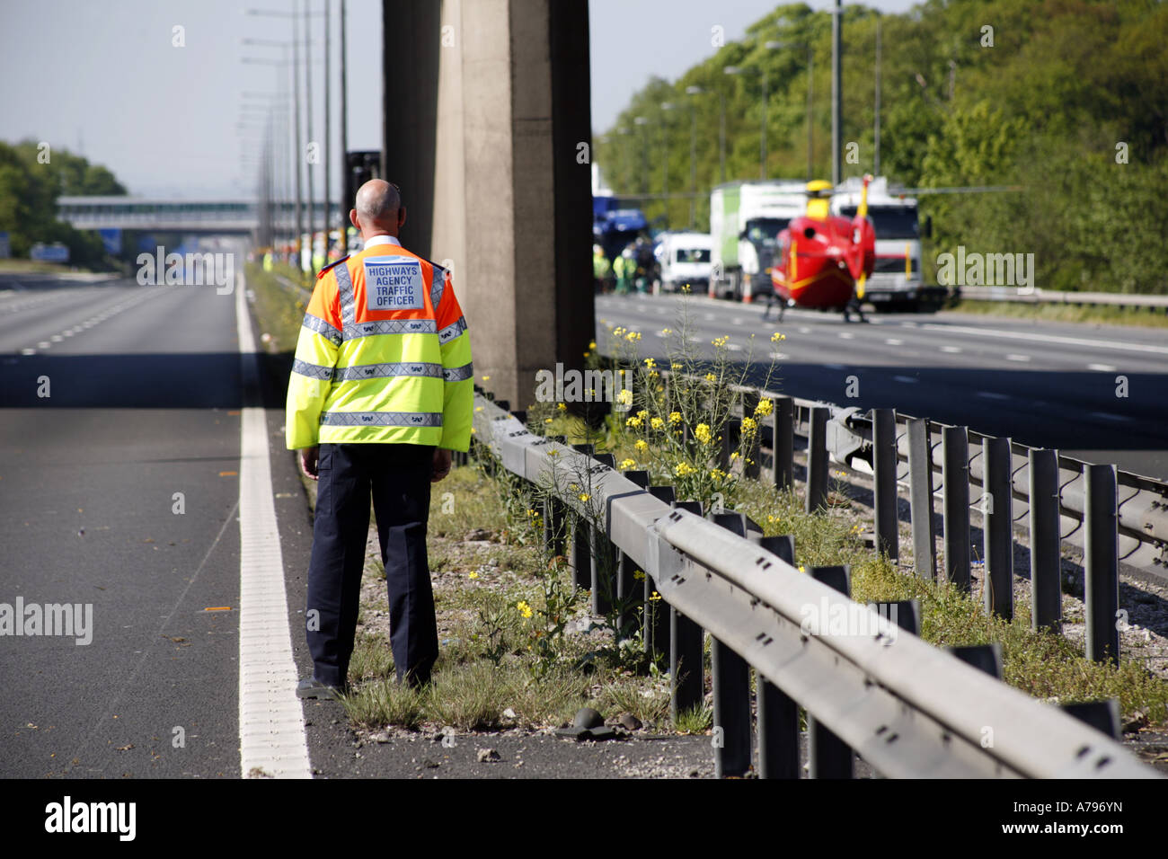 Landstraßen Agentur Traffic Offiziere am Unfallort Stockfoto