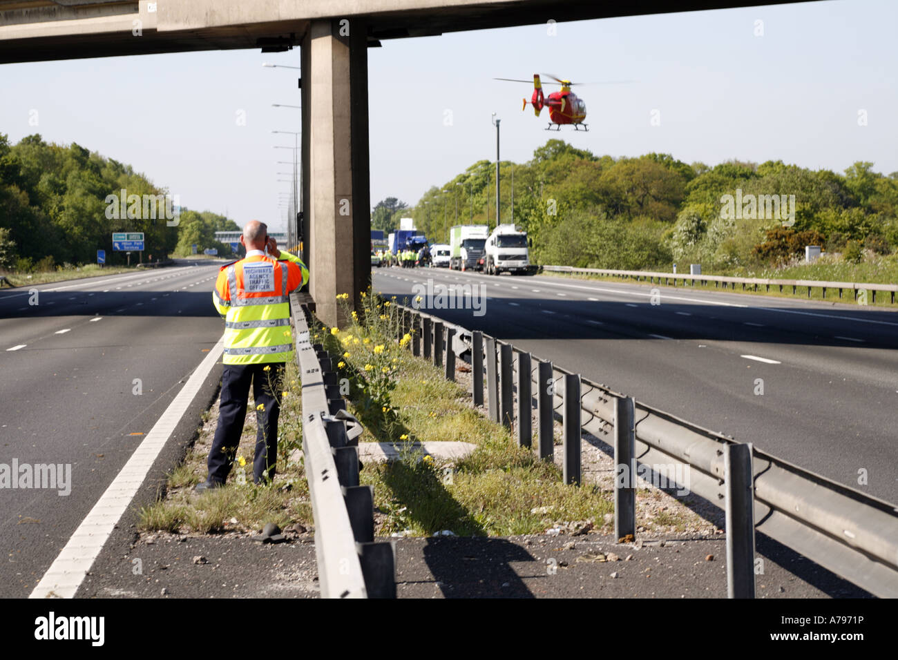 Air Ambulance Helikopter Teilnahme an RTA auf Autobahn M6 nehmen Unfall ins Krankenhaus Stockfoto