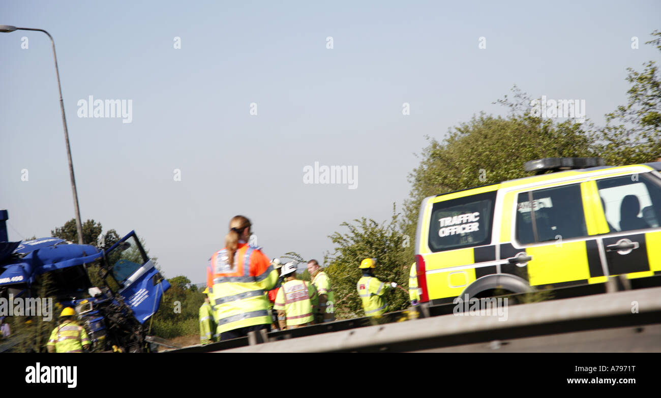 Landstraßen Agentur Traffic Officer Patrouillenfahrzeug am Unfallort Stockfoto