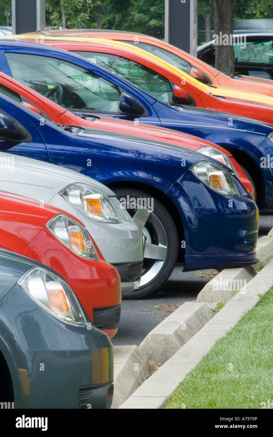 Reihen von neuen Autos zum Verkauf In neuen Parkplatz Autohaus Stockfoto