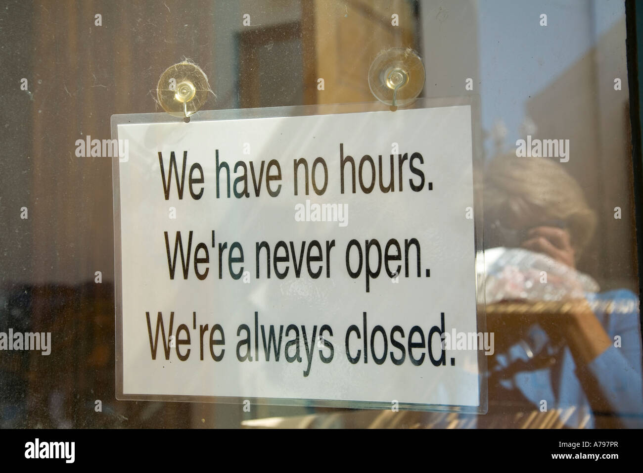 CHICAGO Illinois wir haben keine Öffnungszeiten, wir sind nie, offen, wir immer sind, geschlossen Schild in Old Town Store Fenster Humor Stockfoto